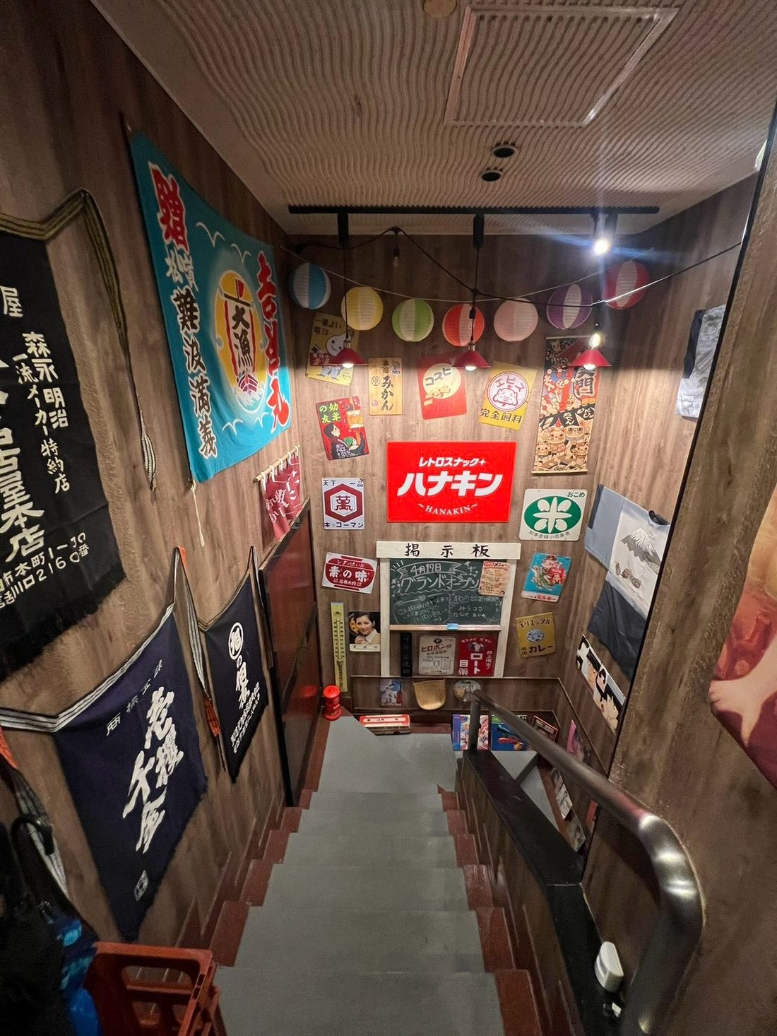レトロな装飾の階段入口